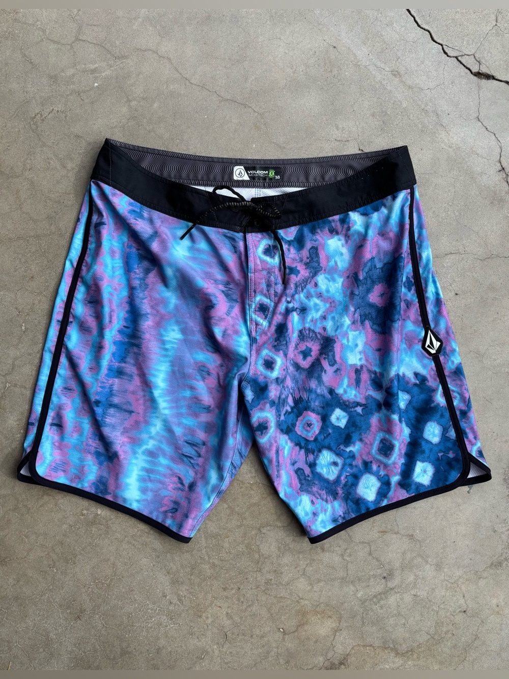 Volcom Mod Tech Blue Purple Black Tie-Dye Board Shorts Men's 38/XL Swim/Surf